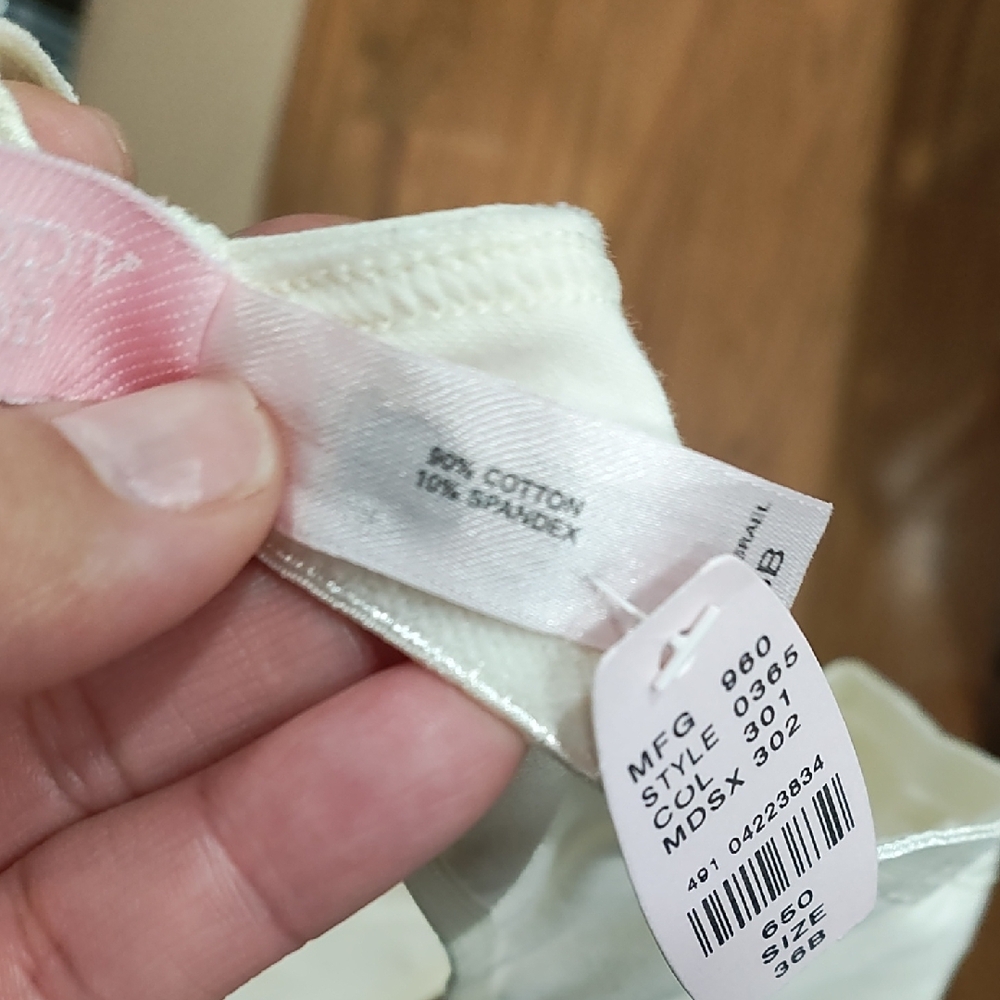 Victoria's Secret Cream Bra - Picture 5 of 7